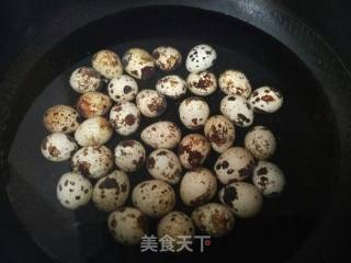 红烧排骨鹌鹑蛋的做法步骤：2