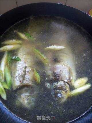 简单鲫鱼炖豆腐的做法步骤：5