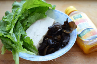 鸡汁小白菜豆腐汤的做法步骤：1