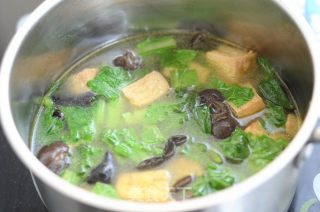 鸡汁小白菜豆腐汤的做法步骤：8