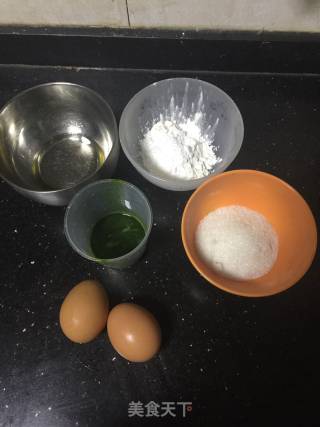 菠菜戚风蛋糕的做法步骤：1