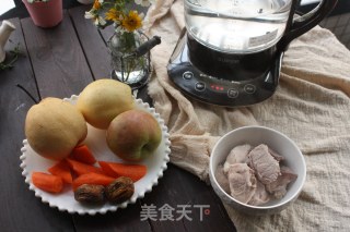 苹果雪梨煲猪腱的做法步骤：1