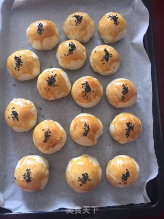 肉松蛋黄酥的做法步骤：1