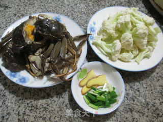 花菜炒大闸蟹的做法步骤：1