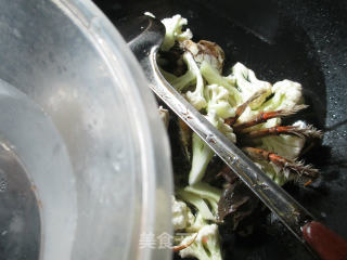 花菜炒大闸蟹的做法步骤：5