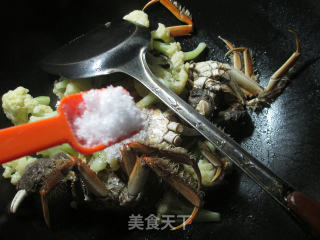 花菜炒大闸蟹的做法步骤：9