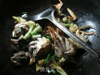 花菜炒大闸蟹的做法步骤：11