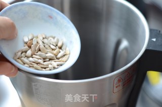 葵花籽黑豆浆的做法步骤：2