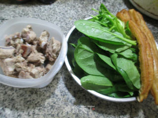 油条菠菜排骨汤的做法步骤：1