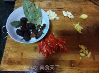 板栗烧乌鸡的做法步骤：1