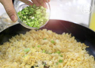 【不用隔夜饭做炒饭】焦炒酱油大蒜炒饭的做法步骤：5