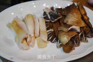 松茸白菜炖粉条的做法步骤：2