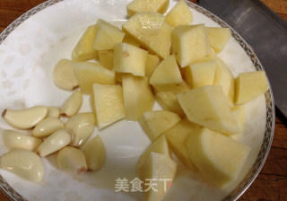 土豆烧鸡翅根的做法步骤：8