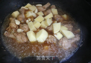 土豆烧鸡翅根的做法步骤：9