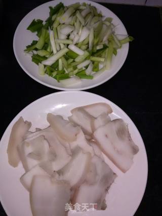 蒜苗回锅肉的做法步骤：1