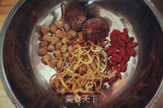 隔水炖猪骨玉米瑶柱虫草花红萝卜汤的做法步骤：1