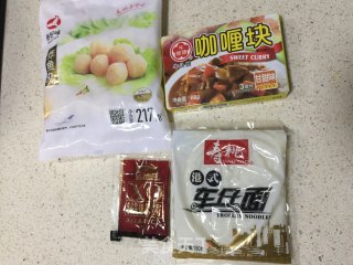 咖喱鱼蛋车仔面的做法步骤：1
