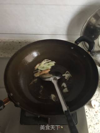 鲫鱼香菇汤的做法步骤：1