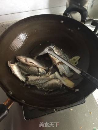 鲫鱼香菇汤的做法步骤：2