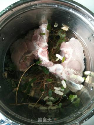 鸡骨草猪骨汤的做法步骤：2