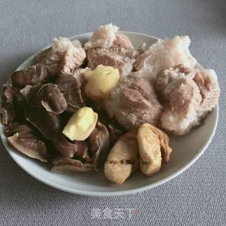 西洋菜陈肾煲猪踭的做法步骤：1