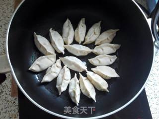 白菜猪肉锅贴的做法步骤：11