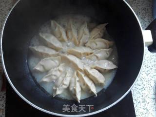白菜猪肉锅贴的做法步骤：12