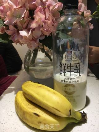 香蕉奶昔的做法步骤：1