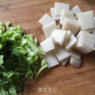 青菜炒年糕的做法步骤：1
