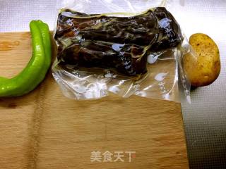 腊肉土豆的做法步骤：1