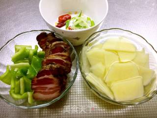 腊肉土豆的做法步骤：2