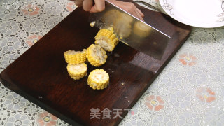 胡萝卜玉米排骨汤的做法步骤：2