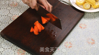 胡萝卜玉米排骨汤的做法步骤：3