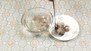 胡萝卜玉米排骨汤的做法步骤：7
