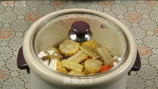 胡萝卜玉米排骨汤的做法步骤：10