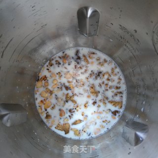 核桃杏仁露的做法步骤：2