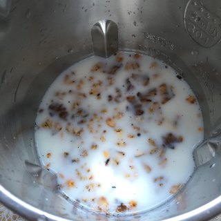 核桃杏仁露的做法步骤：3
