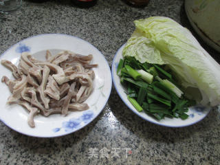 大蒜猪肚炒白菜的做法步骤：1