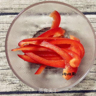 青椒红椒炒猪耳#肉肉厨的做法步骤：2