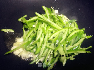 青椒红椒炒猪耳#肉肉厨的做法步骤：6