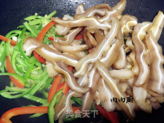青椒红椒炒猪耳#肉肉厨的做法步骤：9
