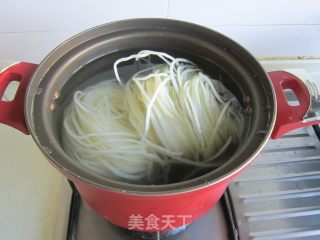 红果家菜谱之麻辣米粉的做法步骤：2