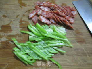 尖椒白玉菇炒香肠的做法步骤：2