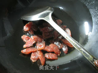尖椒白玉菇炒香肠的做法步骤：3