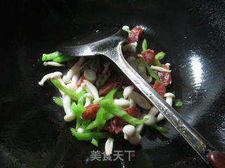 尖椒白玉菇炒香肠的做法步骤：4