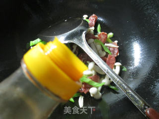 尖椒白玉菇炒香肠的做法步骤：5