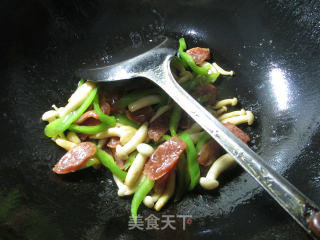 尖椒白玉菇炒香肠的做法步骤：7