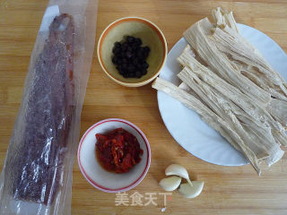腊肉蒸腐竹的做法步骤：1