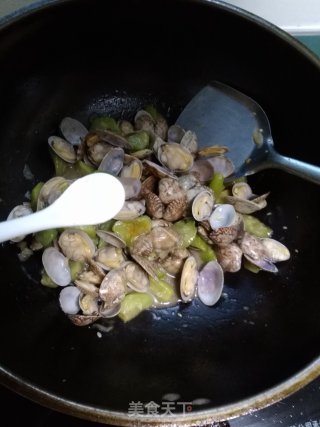 丝瓜炒花蛤的做法步骤：7