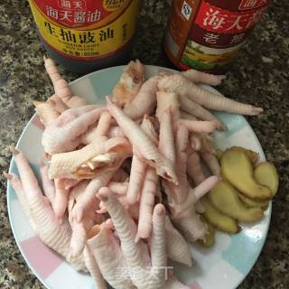 超简便电饭煲卤鸡爪的做法步骤：1